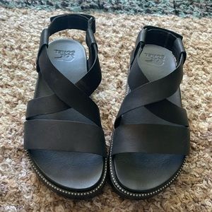 WOMENS ROAMING™ CRISS CROSS SANDAL - BLACK